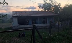 Sevgilisiyle kaldığı evi yaktı, kaçarken kaza yaptı