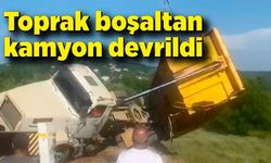 Toprak boşaltan kamyon devrildi: 1 yaralı