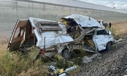 Tren minibüse çarptı: 1 yaralı