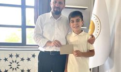 Simav Müftüsü Hasan Serçe, başarılı sporcuyu ödüllendirdi