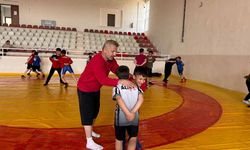 Söğüt'te güreş rüzgarı esti minik yiğitler minderde