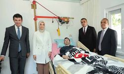 Vali özel bireye aşığı olduğu takımın formasını hediye etti