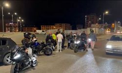 Akrobasi hareketleri yapan motosikletliler sivil trafik ekiplerine takıldı