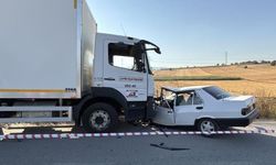 Bolu'da kamyonla çarpışan Fiat Tofaş hurdaya döndü: 1'i ağır 2 yaralı