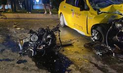 Ticari taksi refüje çarptı, motoru yerinden fırladı