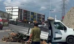 Park halindeki kamyonet istinat duvarından caddeye düştü