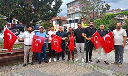 AK Parti Devrek İlçe Başkanlığı ay yıldızlı bayrağı vatandaşlara armağan etti