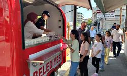 Belediyeden limonata ve kurabiye ikramı