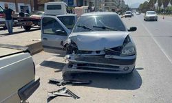 Antalya'da 3 otomobilin karıştığı zincirleme kazada 2 kişi yaralandı