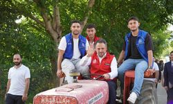 Bakan Yardımcısı Eminoğlu traktörle tarlaya gidip, gençlerle hasat yaptı