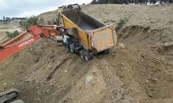 Gaziosmanpaşa'da toprak kayması sonucu hafriyat kamyonu devrildi