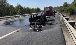 Otoyolda yabancı plakalı otomobil alev alev yandı, geriye demir yığınları kaldı