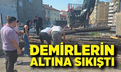 İnşaat demirlerinin altına sıkışan kediyi kurtarmak için zamanla yarıştılar