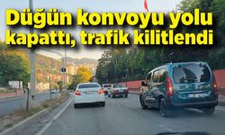 Düğün konvoyu yolu kapattı, trafik kilitlendi
