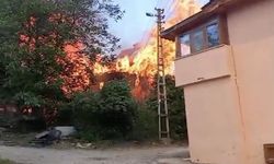 Alevlere teslim olan ev küle döndü; 3 evi yanmaktan itfaiye kurtardı