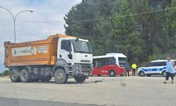 Kamyon ile minibüs çarpıştı 4 kişi yaralandı