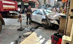 Kastamonu’da çarpışan otomobiller iş yerlerine çarparak durabildi: 1 yaralı
