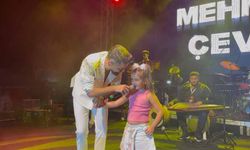 Milyonluk ücreti elinin tersiyle itti: Mehmet Çevik Gemlik’te memleketi için ücretsiz sahne aldı