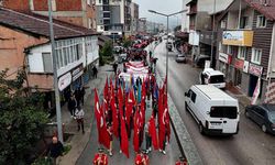 Gazilerin yürüyüşüne 50 metrelik Türk bayrağıyla destek