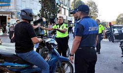 Motosiklet sürerken bir eliyle baklava taşımaya çalışan sürücüsü cezaya itiraz edemedi