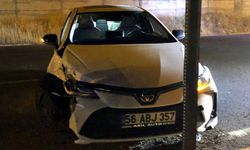 Siirt’te kontrolden çıkan araç elektrik direğine çarptı