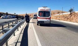 Bariyerlere çarpan motosiklet sürücüsü ağır yaralandı
