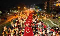 400 metrelik dev bayrakla Cumhuriyet coşkusu: Fener Alayı'na yüzlerce kişi katıldı