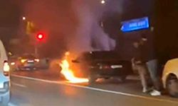 Seyir halindeki otomobil alev aldı: Vatandaşlar yangını büyümeden söndürdü