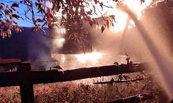 Alevlerin sardığı ahşap ev tamamen yandı: 2 yaralı