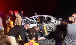 Kamyonete arkadan çarpan otomobil hurda yığınına döndü