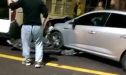 Kontrolden çıktı, park halindeki araçlara çarptı! Babasının tepkisi gündem oldu