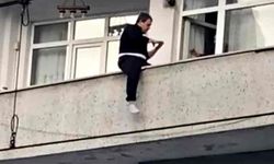 Balkondan atlamak isteyen genç yürekleri ağza getirdi