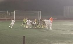 Amatör maçta futbolcular tekme tokat birbirine girdi