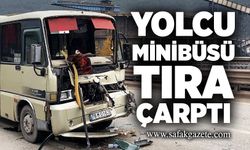 Yolcu minibüsü tıra çarptı