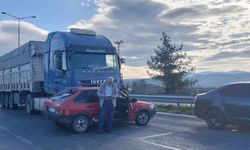 Tır, çarptığı otomobili 20 metre sürükledi