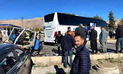 Yolcu otobüsü ile traktör çarpıştı: 1 yaralı