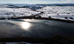 Kar ve güneş kartpostallık manzaralar oluşturdu