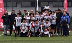 Sahada ter döktüler, kupayı kaldırdılar! İsmetpaşa Ortaokulu şampiyonluğa ulaştı