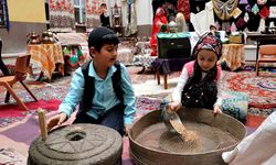 Minikler dikkat çeken bir projeye imza attı:Dedelerinin kıyafetlerini giydiler, ninelerinin yemeklerini yaptılar