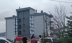 Çalıştığı firmadan alacağını alamadığını iddia eden işçi çatıya çıktı