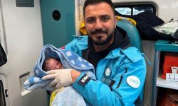 Ambulansta doğum yapan anne bebeğine sağlık personelinin adını verdi