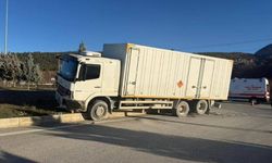 Otomobil ile kamyon çarpıştı: Kaza anı kamerada