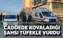 Caddede kovaladığı şahsı tüfekle vurdu