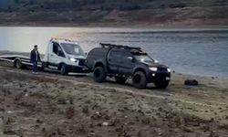 Çamura saplanan oto kurtarıcıyı pikap kurtardı