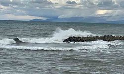 Dalgalar mendireği aşarken tekneler limana sığındı