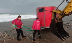 Karavanla denize sürüklenen Rus turistler kurtarıldı