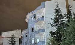 Evinin balkonuna çıkan şahıs 4 saatte ikna edildi