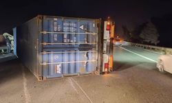 Fırtına nedeniyle tırlar devrildi