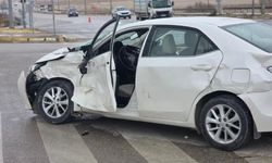 Tır ile otomobil çarpıştı: 4'ü hakem 5 yaralı