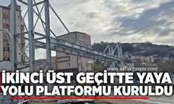 İkinci üst geçitte yaya yolu platformu kuruldu